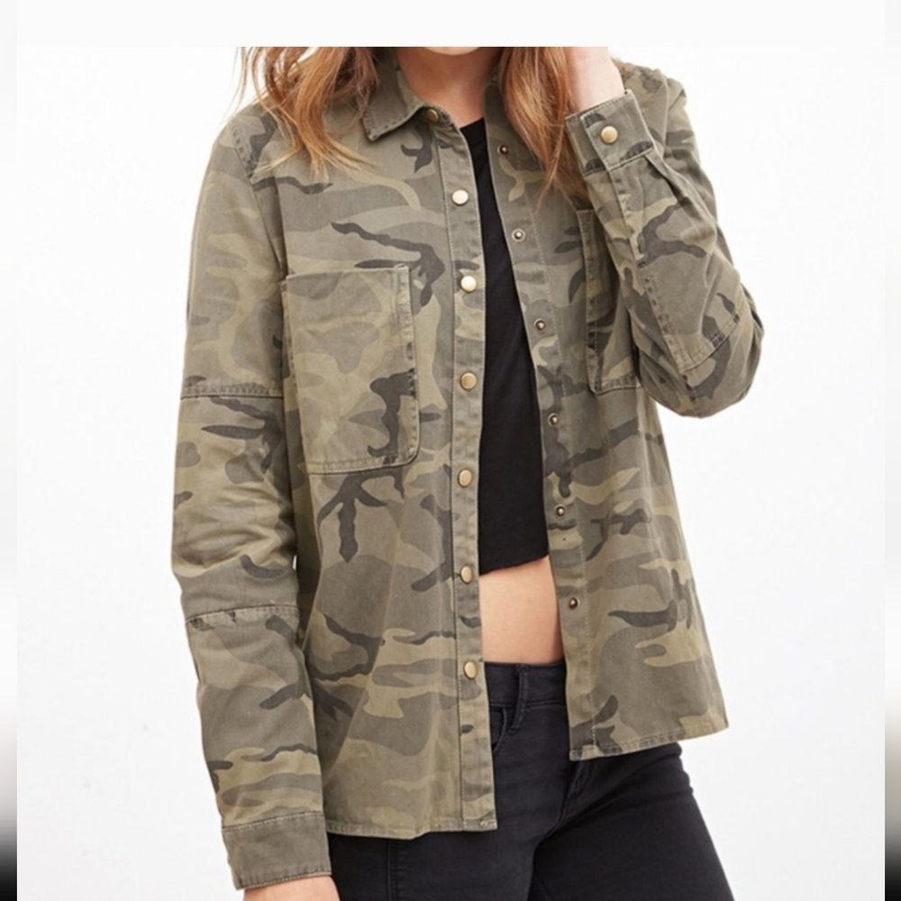 EUC Forever 21 green camo shacket snap up jacket shirt top